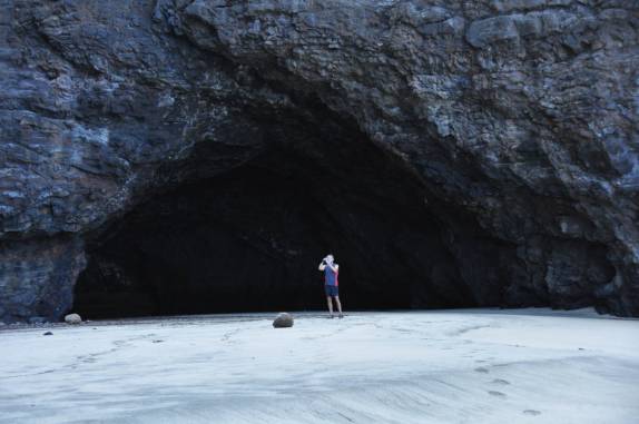 Além de uma cachoeira, também tem uma caverna nos rochedos da Kalalau Beach, na Na'Pali Coast, costa norte de Kauai, no Havaí